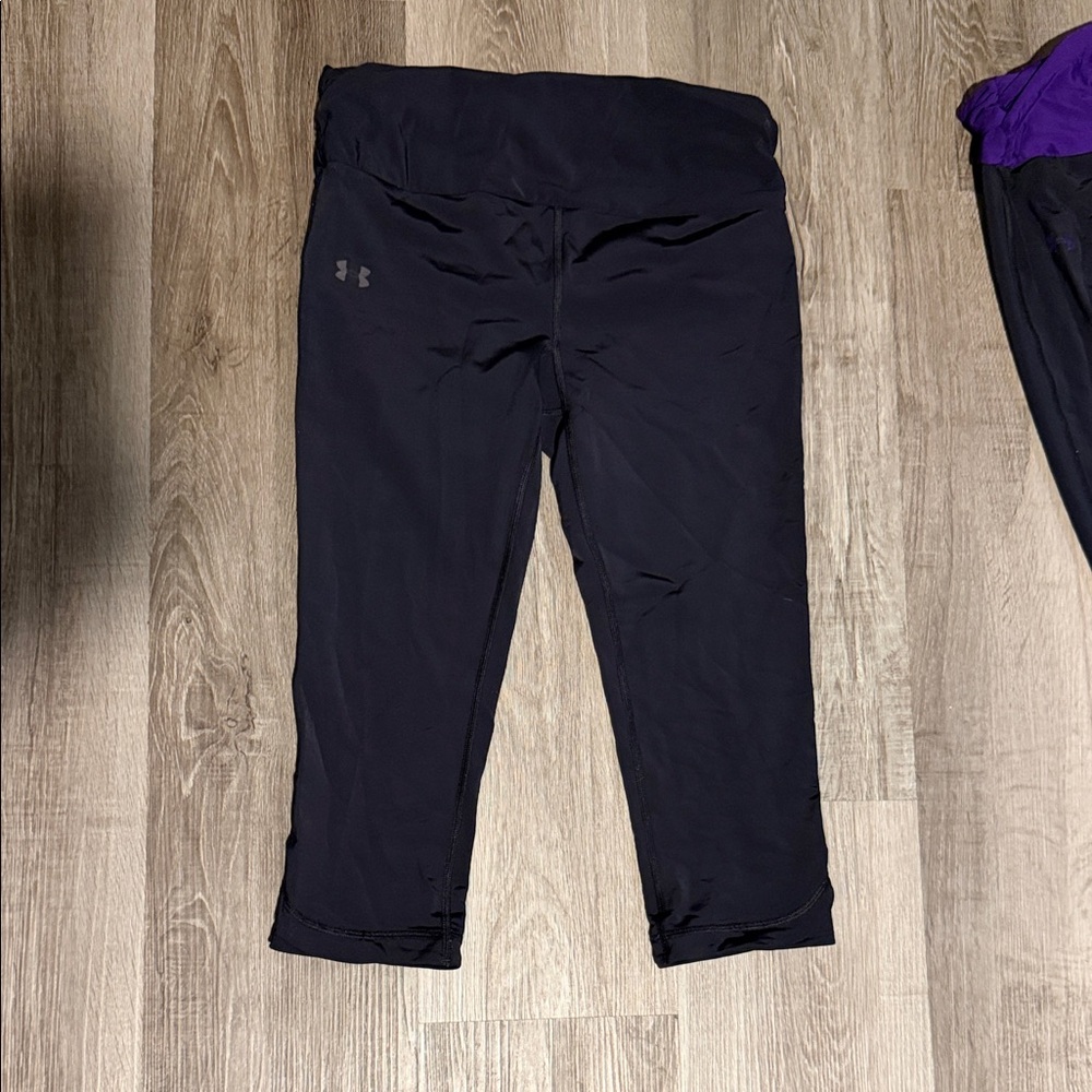Women’s under armour black cropped workout leggings - size medium
